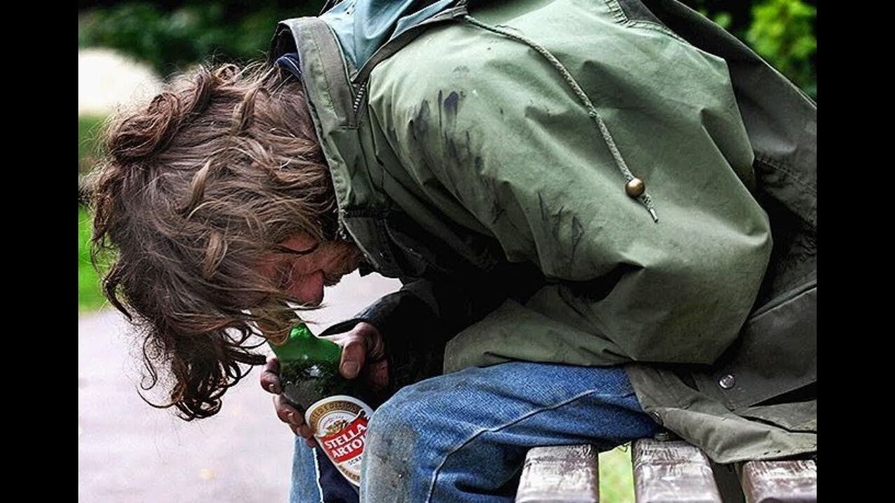 Un mode de vie marginal est une conséquence de l'alcoolisme masculin