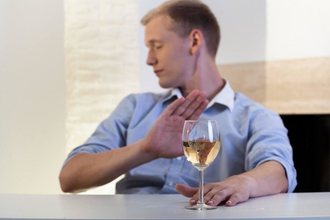 Une fois qu’un homme reconnaît le problème, il peut arrêter de boire de l’alcool de lui-même